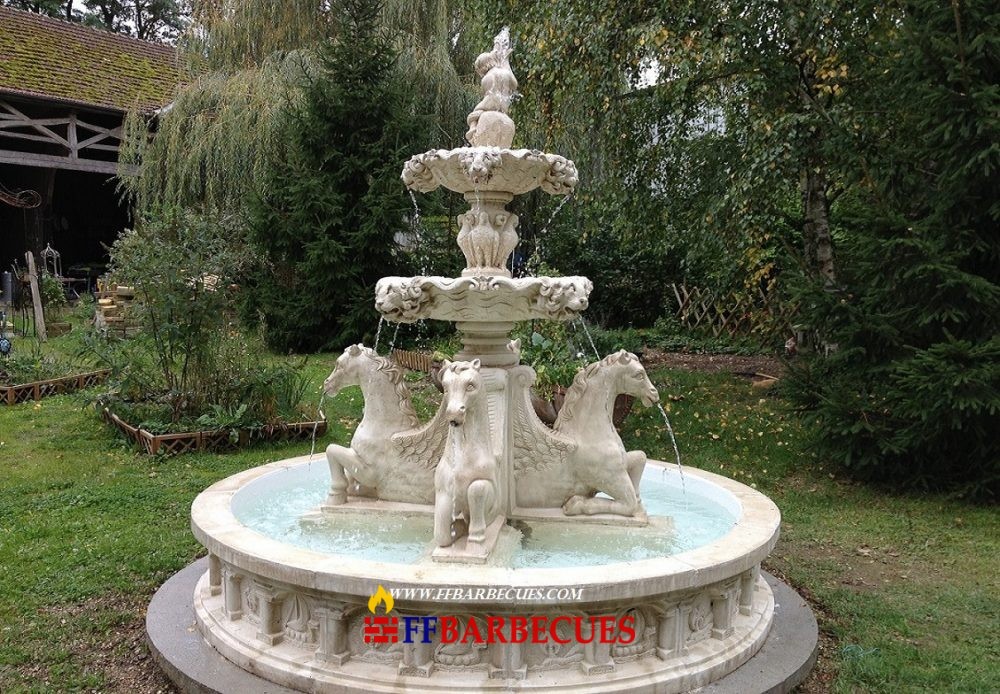 FONTAINE EXTÉRIEUR EN PIERRE RECONSTITUÉE AUX CHEVAUX-F